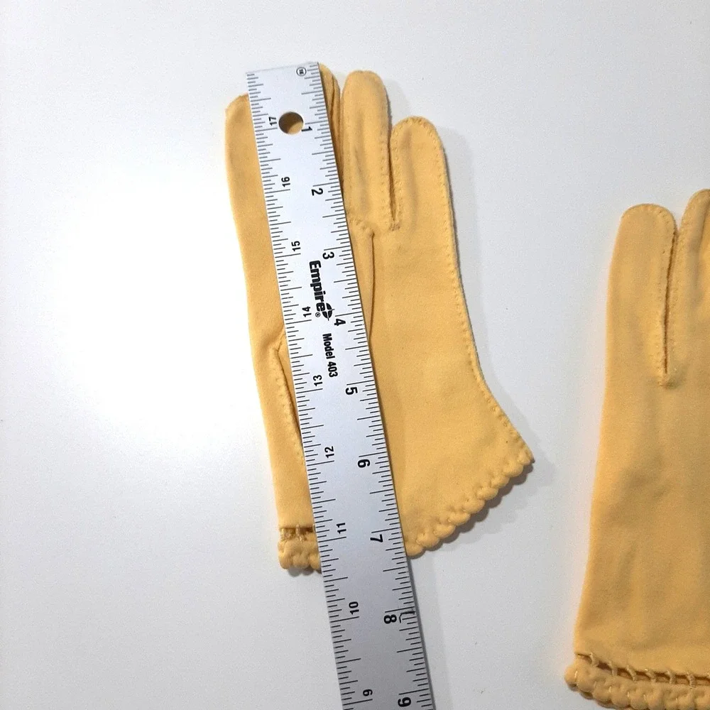 Vintage Dawnelle Elvette Yellow Scalloped Edge Wrist Length Gloves Mid Century